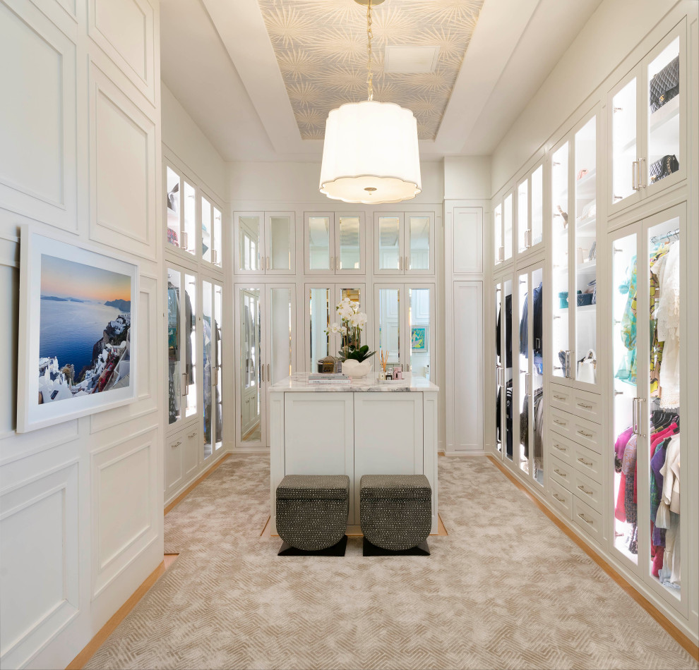 Foto de armario vestidor unisex clásico renovado grande con armarios estilo shaker, puertas de armario blancas, moqueta, suelo beige y papel pintado