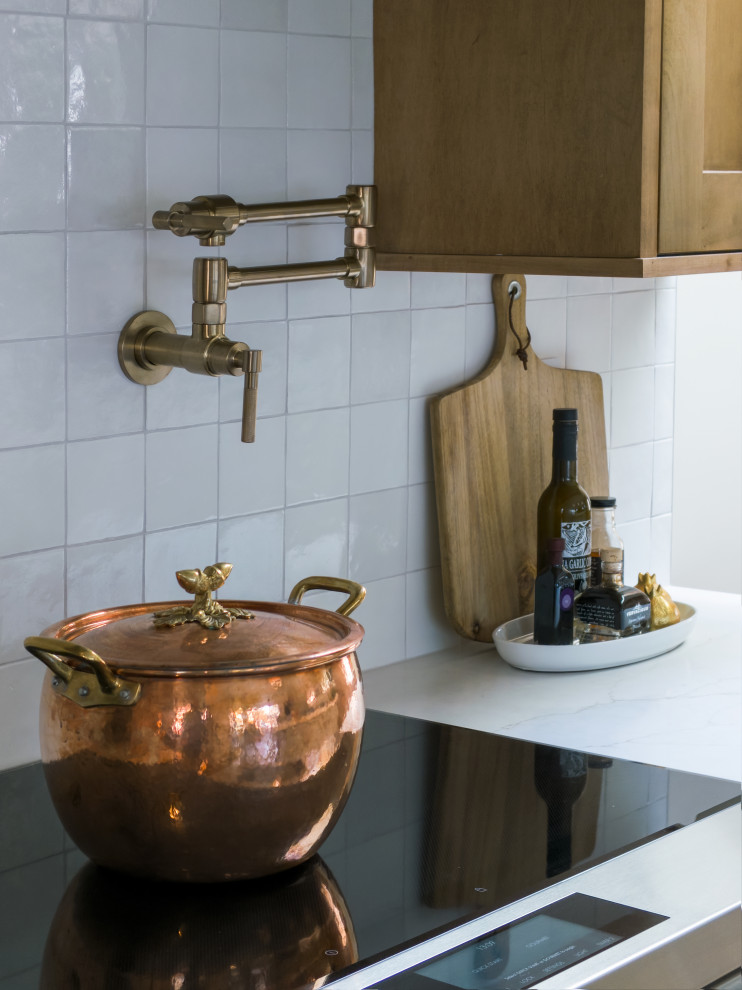 Example of a mid-sized transitional l-shaped medium tone wood floor and brown floor open concept kitchen design in Chicago with an undermount sink, shaker cabinets, medium tone wood cabinets, quartz countertops, white backsplash, ceramic backsplash, stainless steel appliances, an island and white countertops