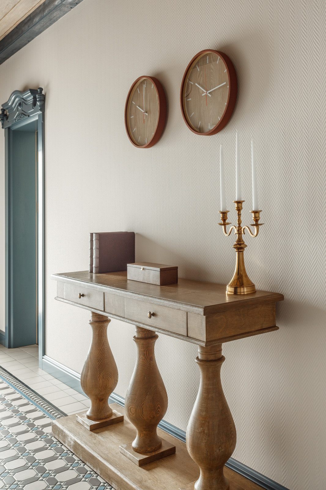 Винтажная прихожая в проекте загородного дома.