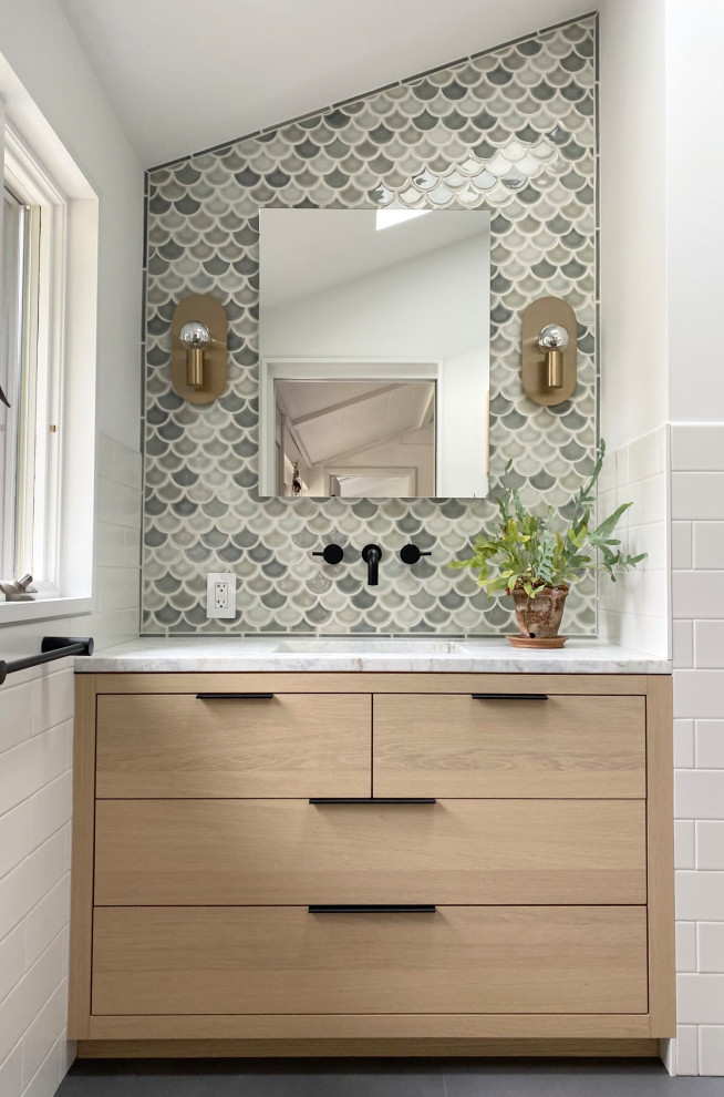 Foto di una stanza da bagno design con ante lisce, ante in legno chiaro, lavabo sottopiano, top bianco, un lavabo e mobile bagno incassato