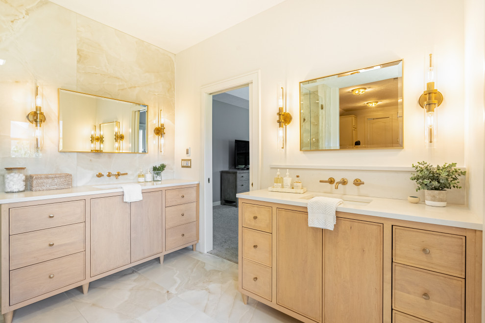 Ispirazione per una stanza da bagno classica con ante in legno chiaro, pareti beige, lavabo sottopiano, pavimento beige, top beige, due lavabi e mobile bagno incassato