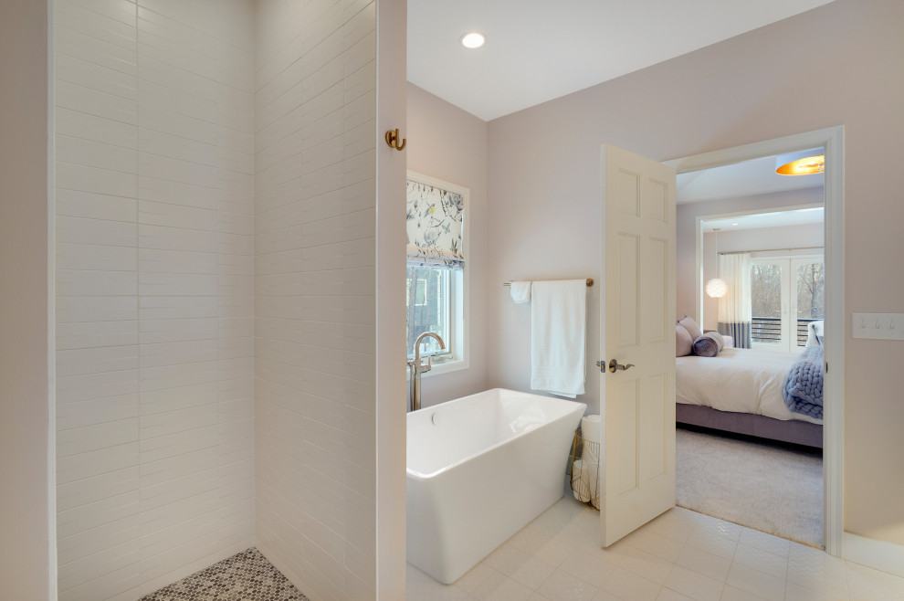 Inspiration för stora klassiska vitt en-suite badrum, med skåp i shakerstil, blå skåp, ett fristående badkar, en öppen dusch, en toalettstol med separat cisternkåpa, blå kakel, cementkakel, rosa väggar, klinkergolv i keramik, ett integrerad handfat, bänkskiva i akrylsten, vitt golv och med dusch som är öppen