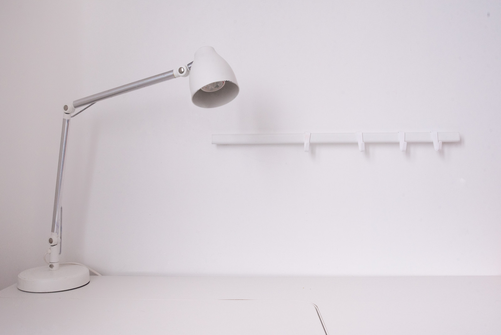 Перепланировка квартиры с радиальной фасадной стеной, авторская мозаика.