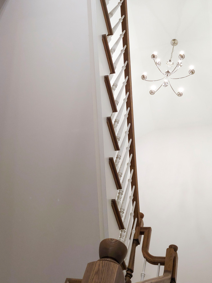 Идея дизайна: п-образная лестница среднего размера в классическом стиле с деревянными ступенями, крашенными деревянными подступенками, деревянными перилами и панелями на стенах