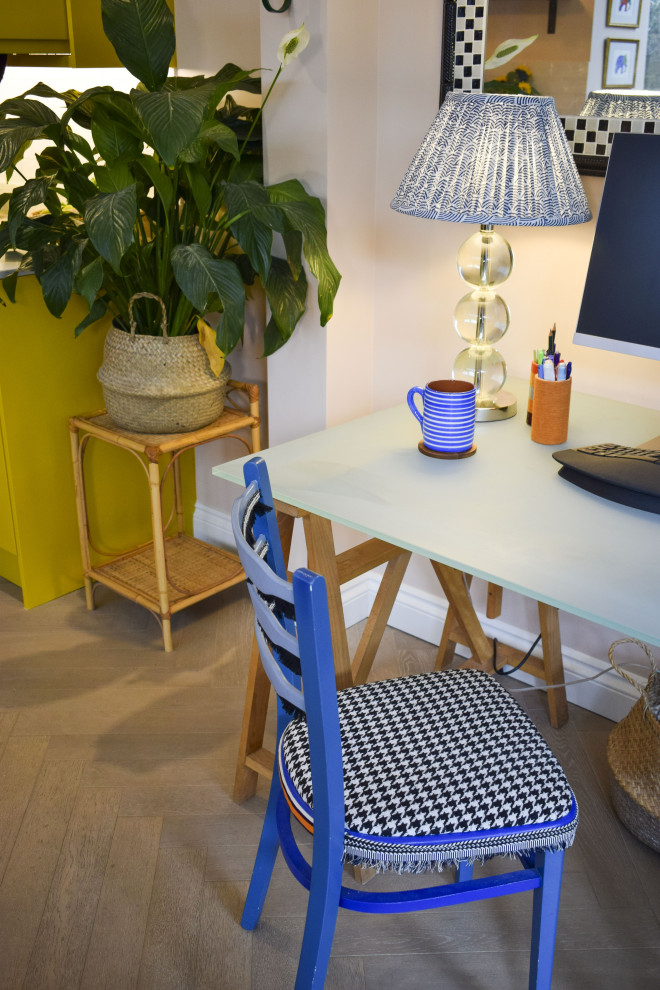 Eklektisk inredning av ett litet arbetsrum, med ett fristående skrivbord