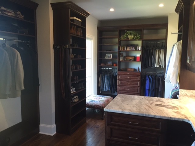 Chocolate Pear Men's Dressing Room