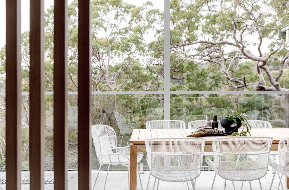 Immagine di una privacy sulla terrazza design di medie dimensioni, dietro casa e al primo piano con una pergola e parapetto in vetro