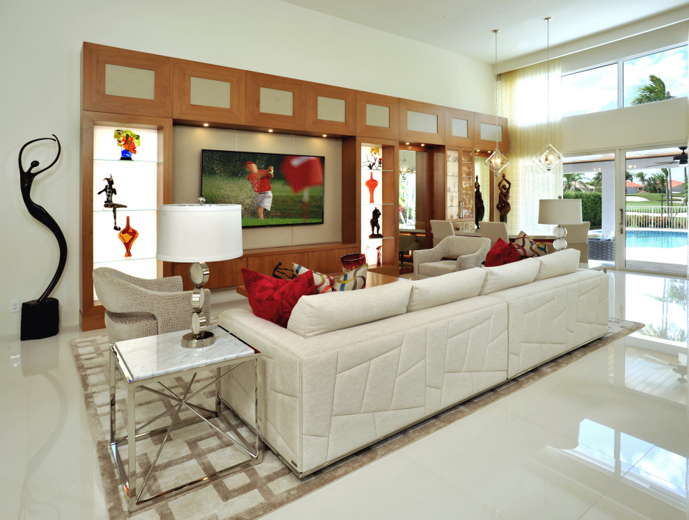 Imagen de salón abierto contemporáneo con paredes blancas, suelo de baldosas de porcelana, televisor colgado en la pared y suelo blanco