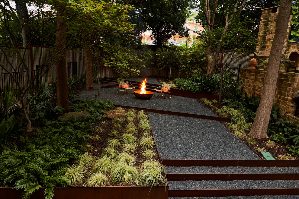 Inspiration for a mid-sized contemporary backyard patio in Dallas with a fire feature and gravel.