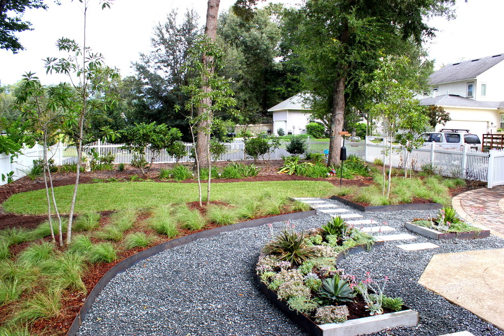 This is an example of a contemporary landscaping in Orlando.