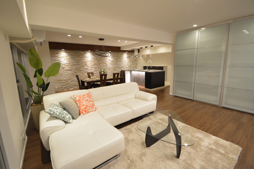 This is an example of a transitional living room in Osaka with white walls, medium hardwood floors and brown floor.