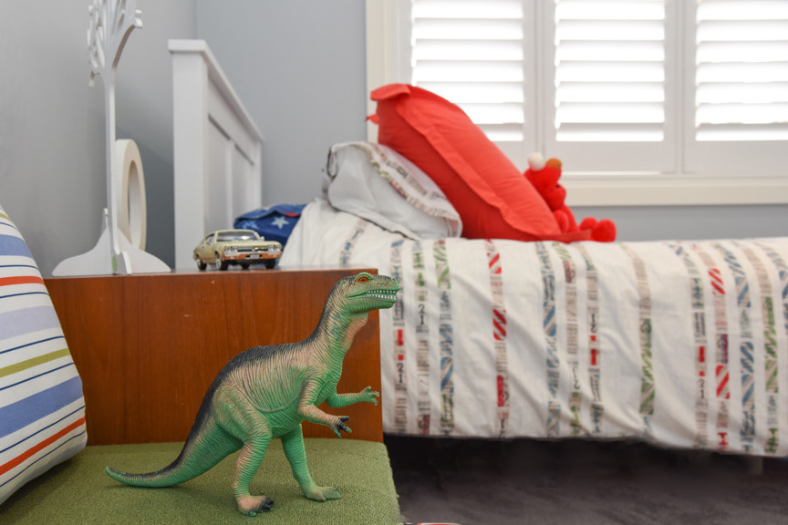 Mid-sized contemporary kids' bedroom in Sydney with grey walls and carpet for kids 4-10 years old and boys.