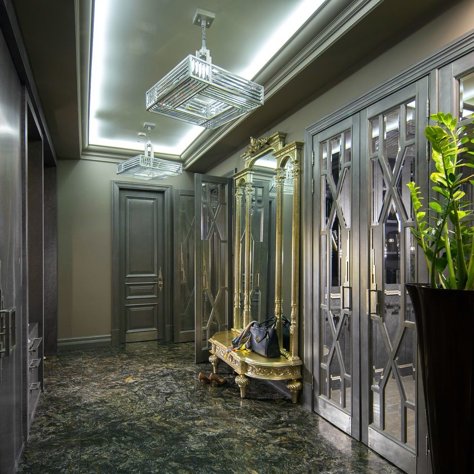 Design ideas for a traditional entryway in Moscow.