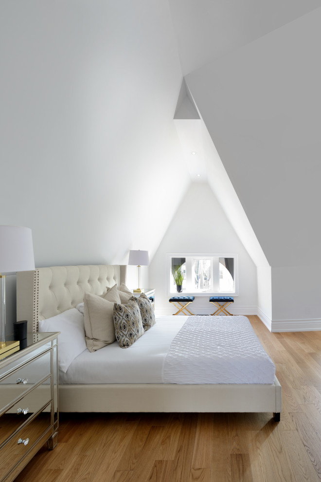 Стильный дизайн: большая хозяйская спальня в современном стиле с белыми стенами, светлым паркетным полом и сводчатым потолком - последний тренд