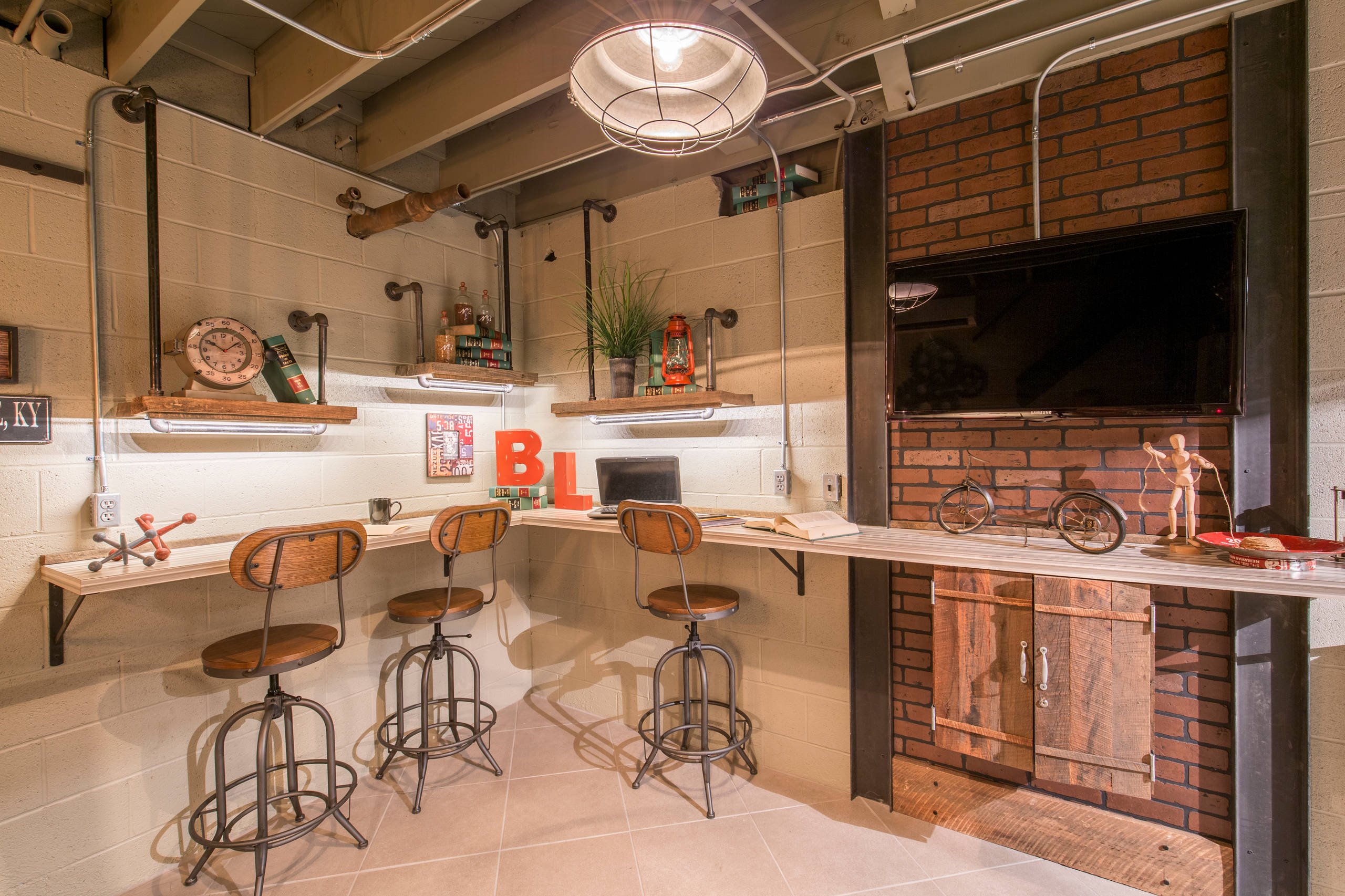 75 Industrial Home Office Ideas You'll Love - January, 2026 | Houzz, image size:2560x1706