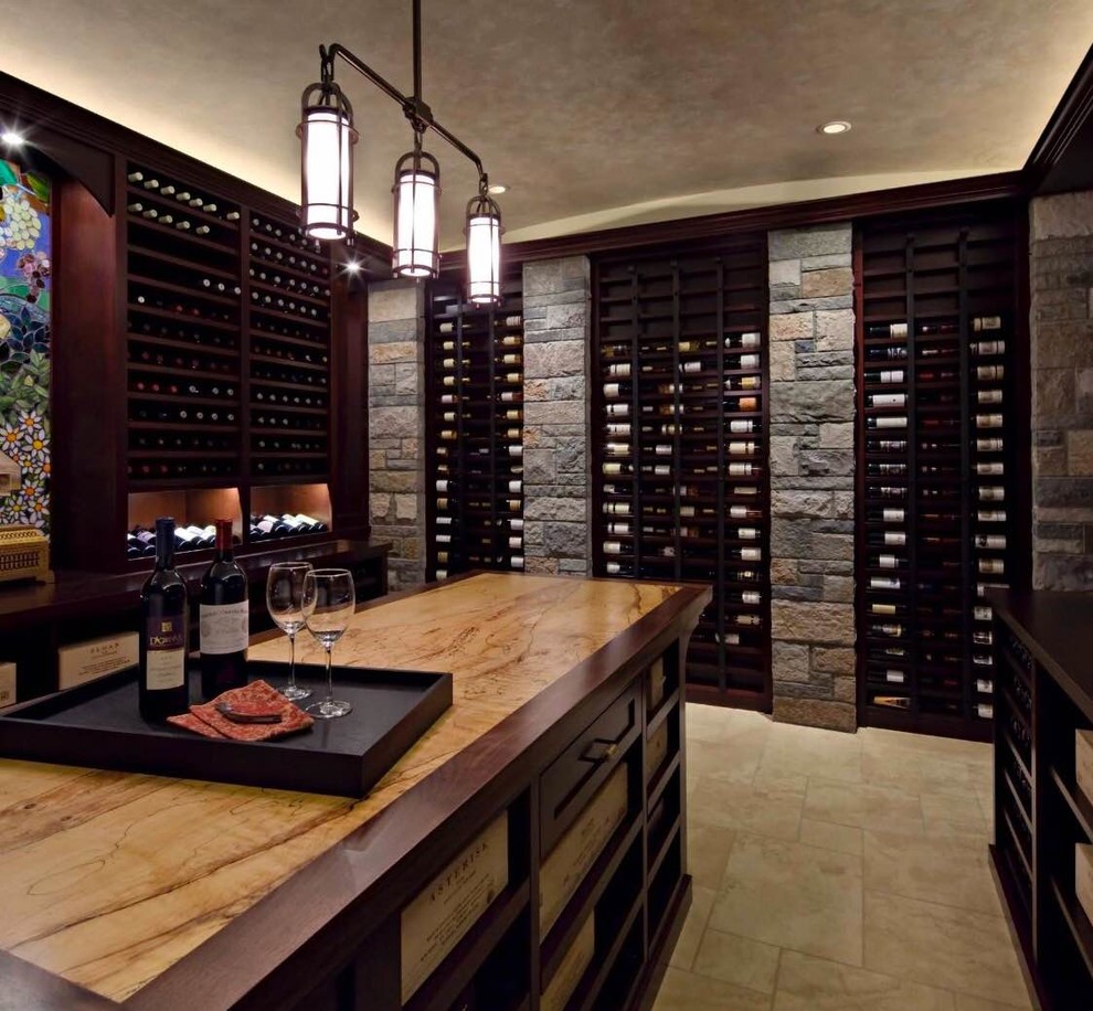 Cette image montre une grande cave à vin design avec un sol en travertin.