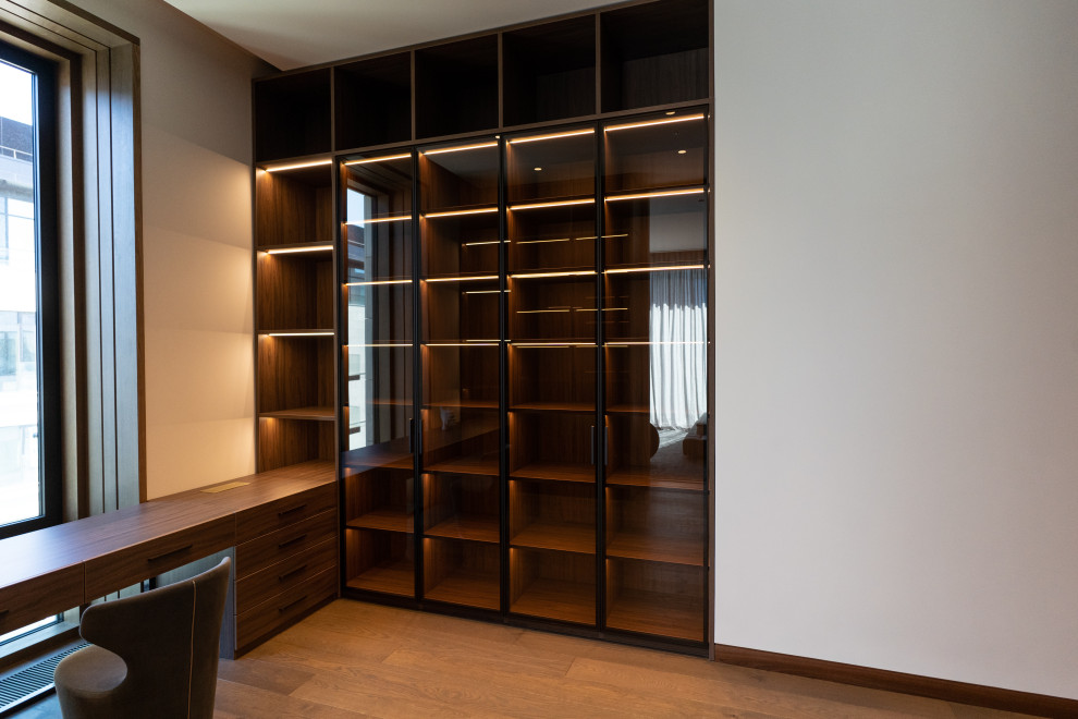 Гардеробная комната с распашными стеклянными RPE фасадами