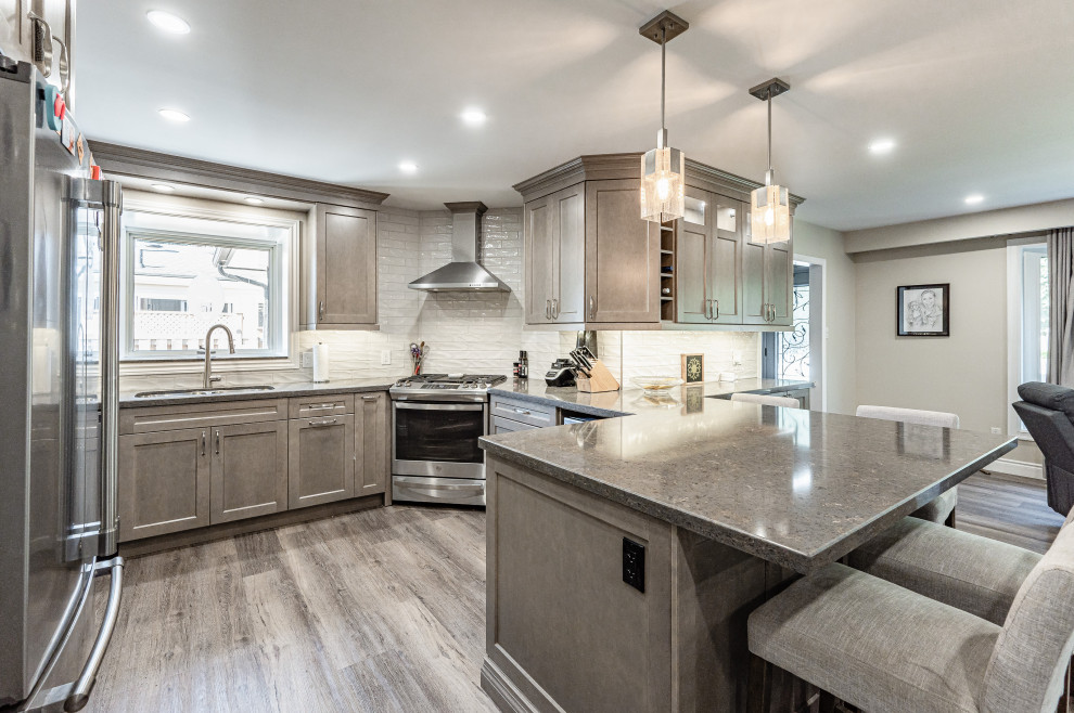 Kitchen - transitional kitchen idea in Toronto