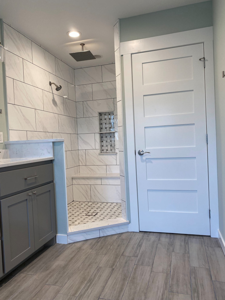 Idéer för att renovera ett mellanstort funkis vit vitt en-suite badrum, med luckor med profilerade fronter, grå skåp, ett fristående badkar, våtrum, vit kakel, keramikplattor, vita väggar, klinkergolv i keramik, ett integrerad handfat, bänkskiva i kvartsit, vitt golv och med dusch som är öppen