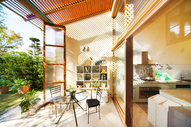 モンスーンルーバーの家 mid-century-patio