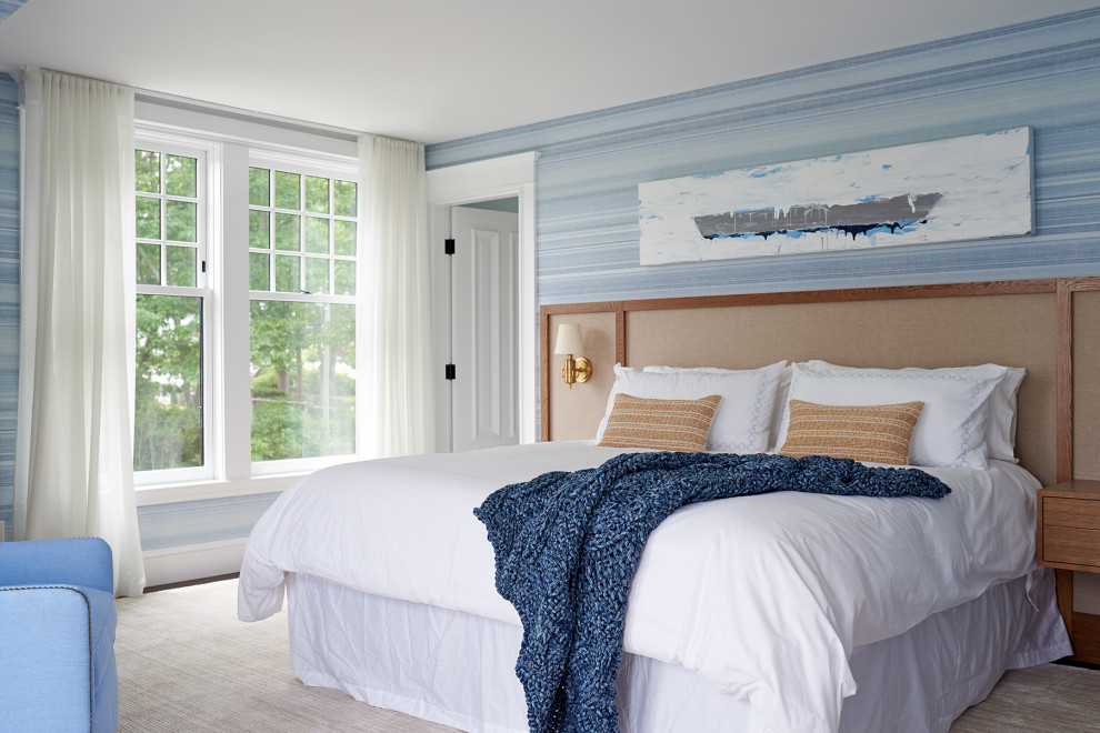 Diseño de habitación de invitados costera de tamaño medio con paredes azules y papel pintado