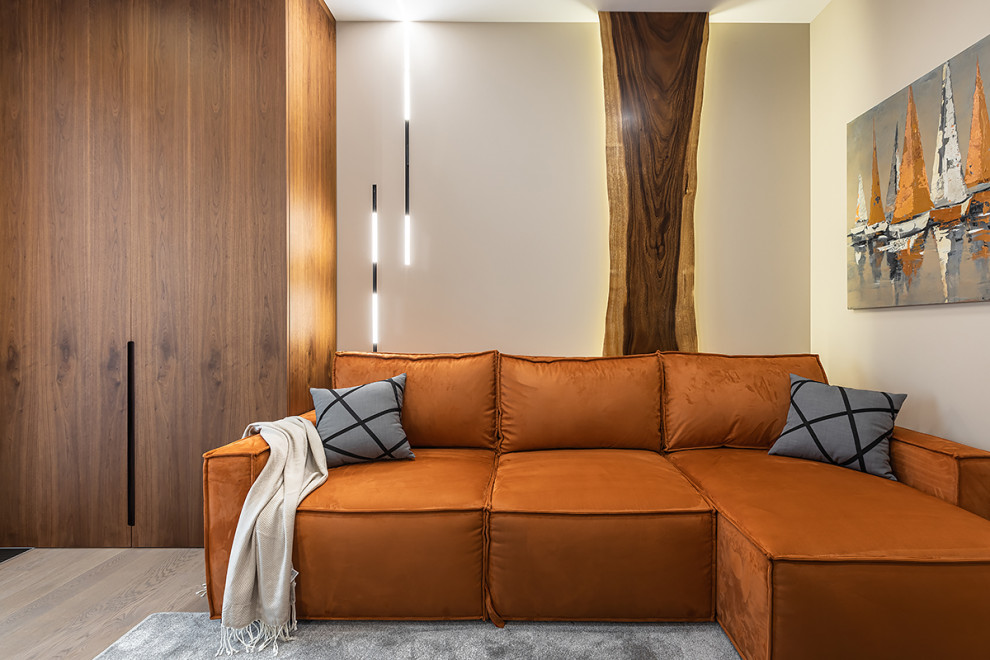 Современный интерьер с яркими акцентами в доме на набережной Невы