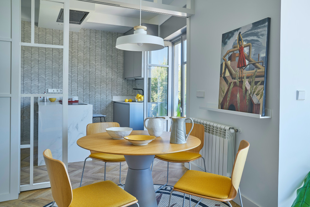 Источник вдохновения для домашнего уюта: гостиная комната в стиле неоклассика (современная классика) с серыми стенами и кирпичным полом