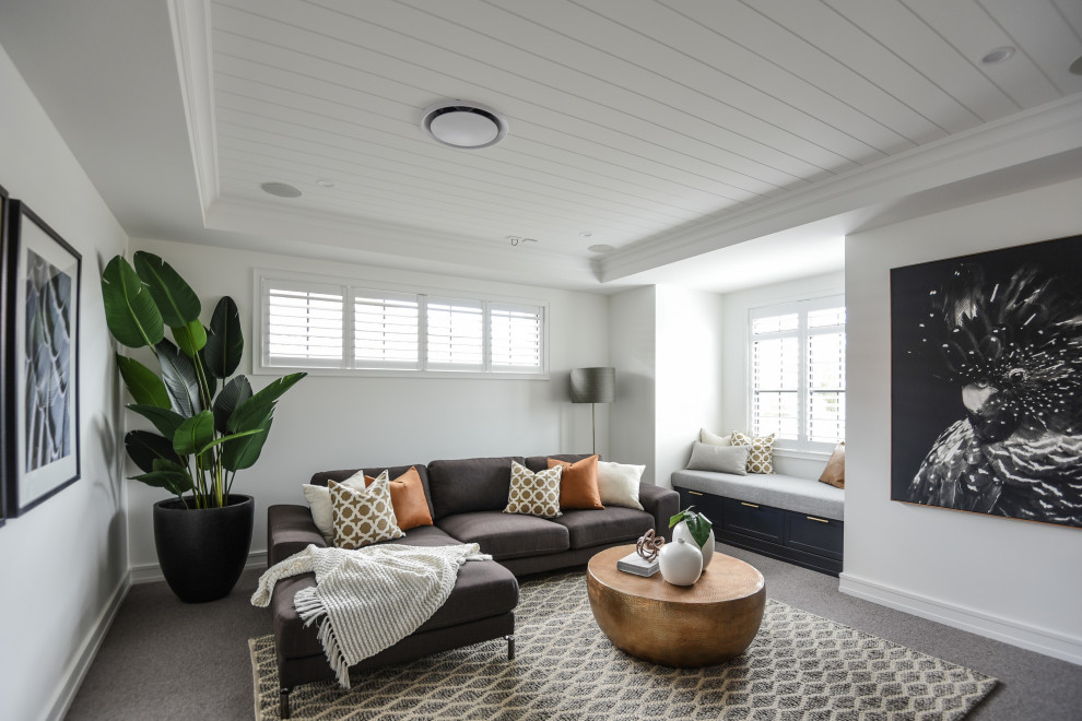 Свежая идея для дизайна: гостиная комната в стиле неоклассика (современная классика) с белыми стенами, ковровым покрытием, серым полом, потолком из вагонки и многоуровневым потолком - отличное фото интерьера