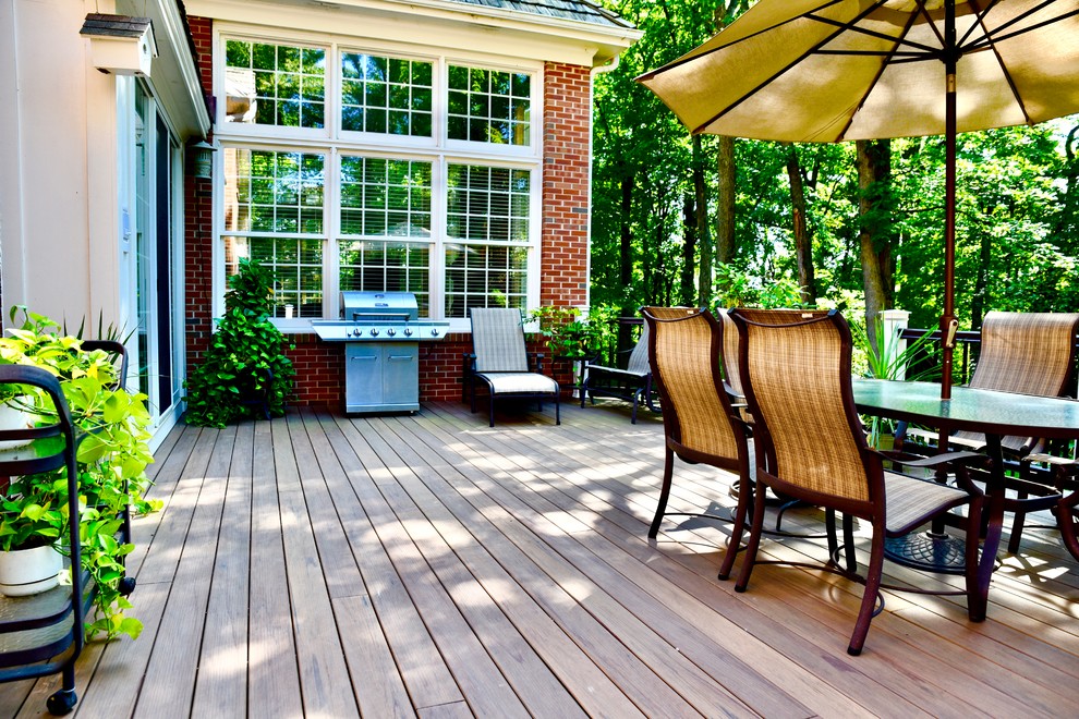 Example of a mid-sized classic backyard deck design in Chicago with no cover