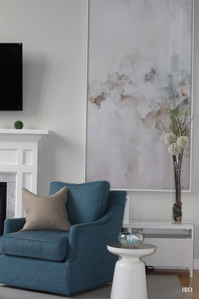 Transitional home design photo in Toronto
