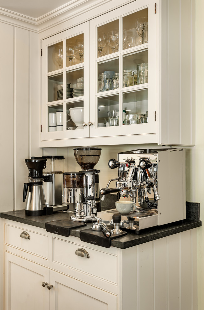 Kitchen - cottage kitchen idea in New York