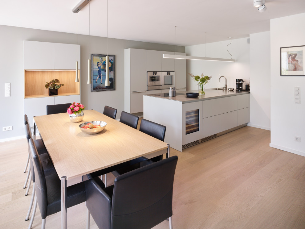 Photo of a modern kitchen in Dusseldorf with a peninsula.