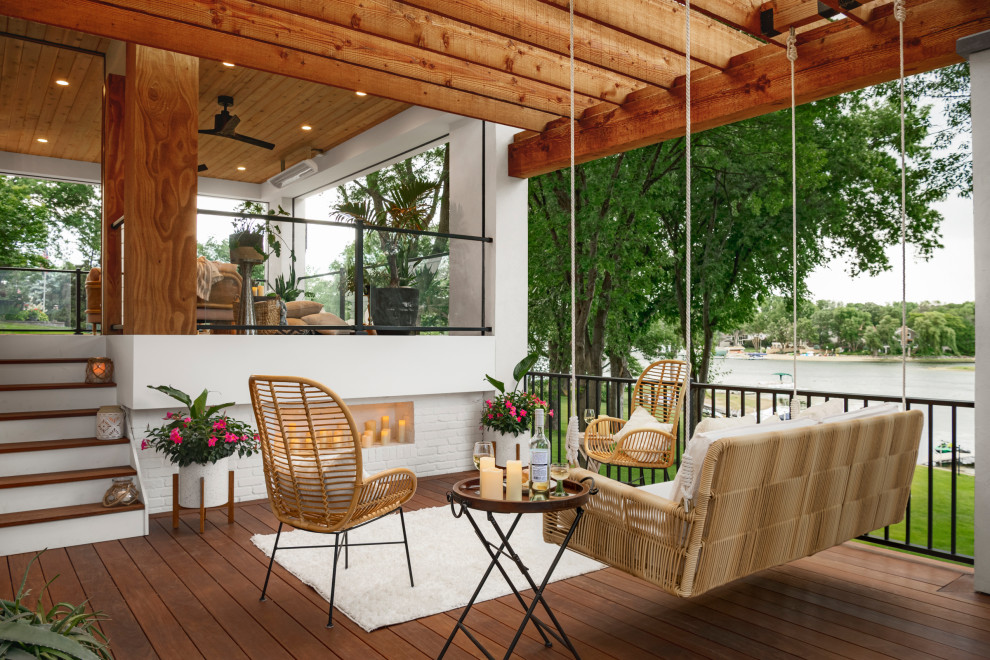 Modelo de terraza tradicional renovada de tamaño medio en patio trasero con privacidad, pérgola y barandilla de varios materiales