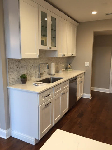 Small transitional kitchen photo in Chicago with quartz countertops, a single-bowl sink, gray backsplash, a peninsula and white cabinets