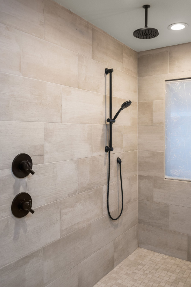 Idéer för ett stort eklektiskt flerfärgad en-suite badrum, med skåp i shakerstil, skåp i mellenmörkt trä, ett fristående badkar, en kantlös dusch, en toalettstol med hel cisternkåpa, grå kakel, porslinskakel, grå väggar, klinkergolv i porslin, ett undermonterad handfat, granitbänkskiva, grått golv och med dusch som är öppen