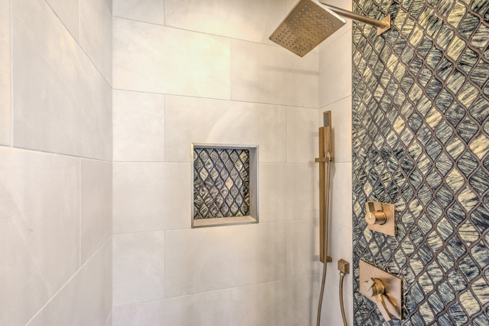 Example of a transitional home design design in Las Vegas