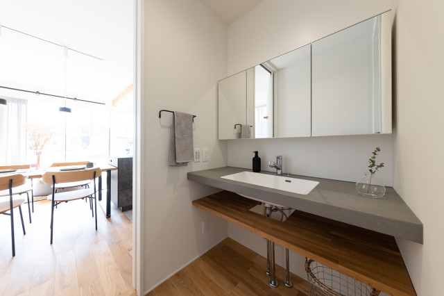 あたたかい日差しでくつろげるこだわりの平屋 moderno-bagno-di-servizio
