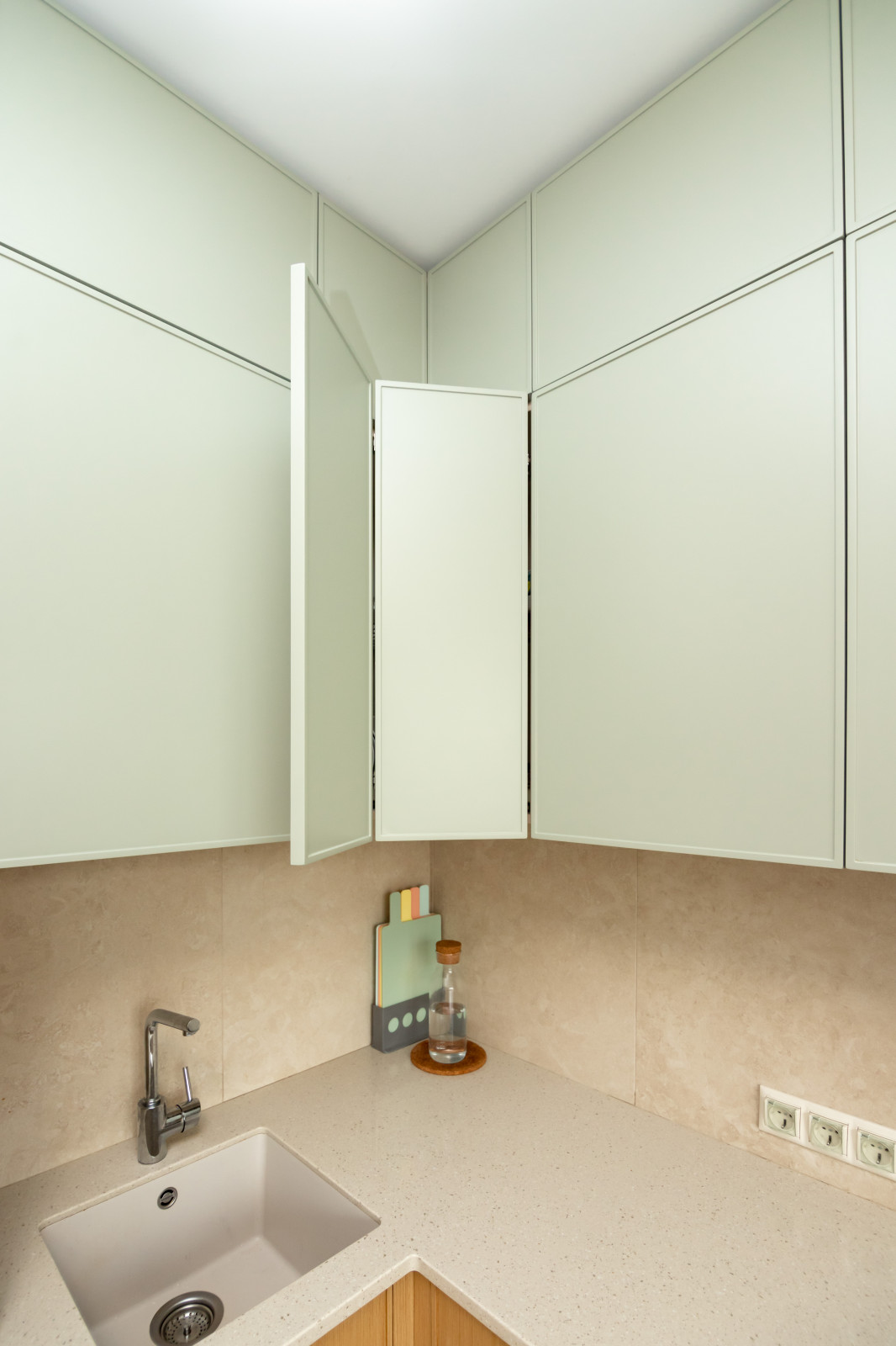 Неоклассическая кухня в трендовых цветах этого года