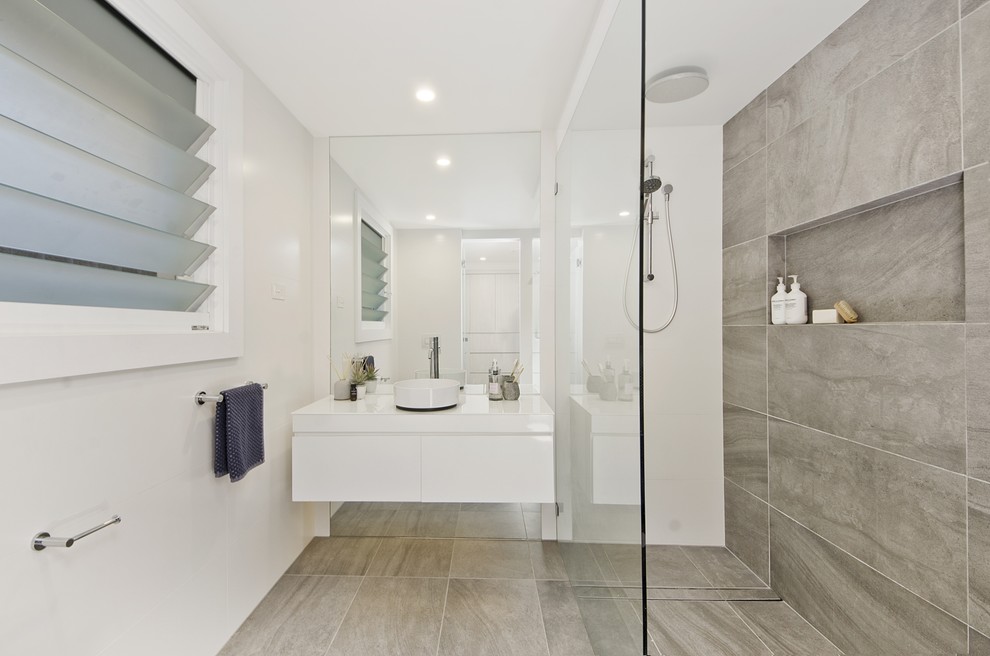 Photo of a contemporary bathroom in Sydney.