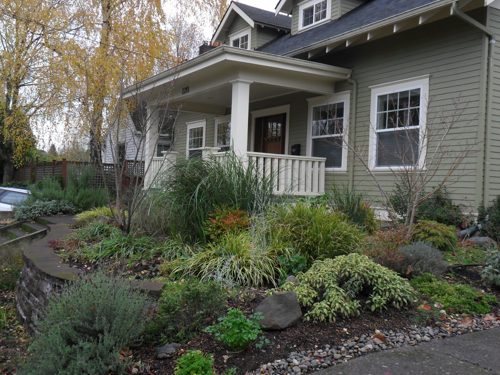 Design ideas for a small arts and crafts front yard garden for fall in Portland with a garden path.
