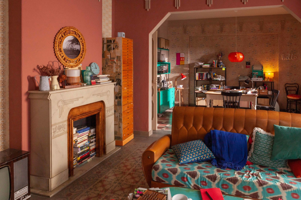На фото: большая открытая гостиная комната в стиле фьюжн с с книжными шкафами и полками, мультимедийным центром, коричневым полом, панелями на стенах, розовыми стенами и полом из керамической плитки без камина с