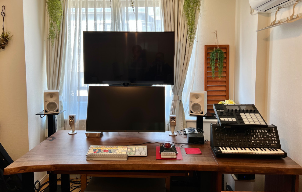 This is an example of an industrial home office in Tokyo.