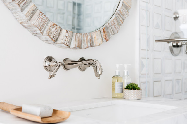 Family-Friendly Colonial modern-badezimmer