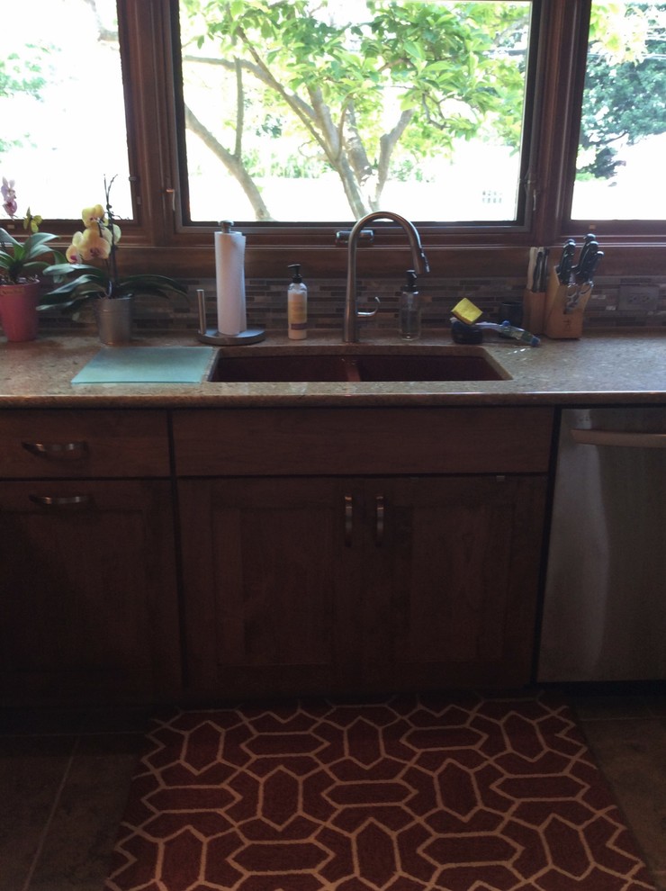 Example of a mountain style porcelain tile eat-in kitchen design in Chicago with shaker cabinets, medium tone wood cabinets, quartz countertops, a peninsula and an undermount sink