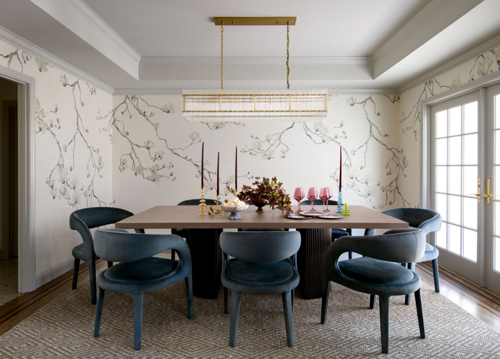 Imagen de comedor clásico renovado cerrado con paredes multicolor, suelo de madera en tonos medios, suelo marrón y papel pintado