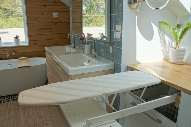 Attic Conversion scandinavo-stanza-da-bagno