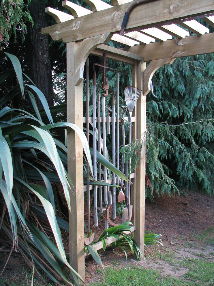 На фото: маленькая идея дизайна в стиле рустика для на участке и в саду