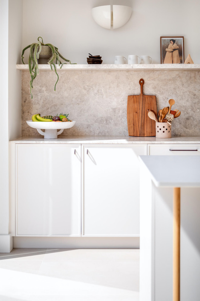 Esempio di una grande cucina contemporanea con ante a filo, ante beige e top in marmo