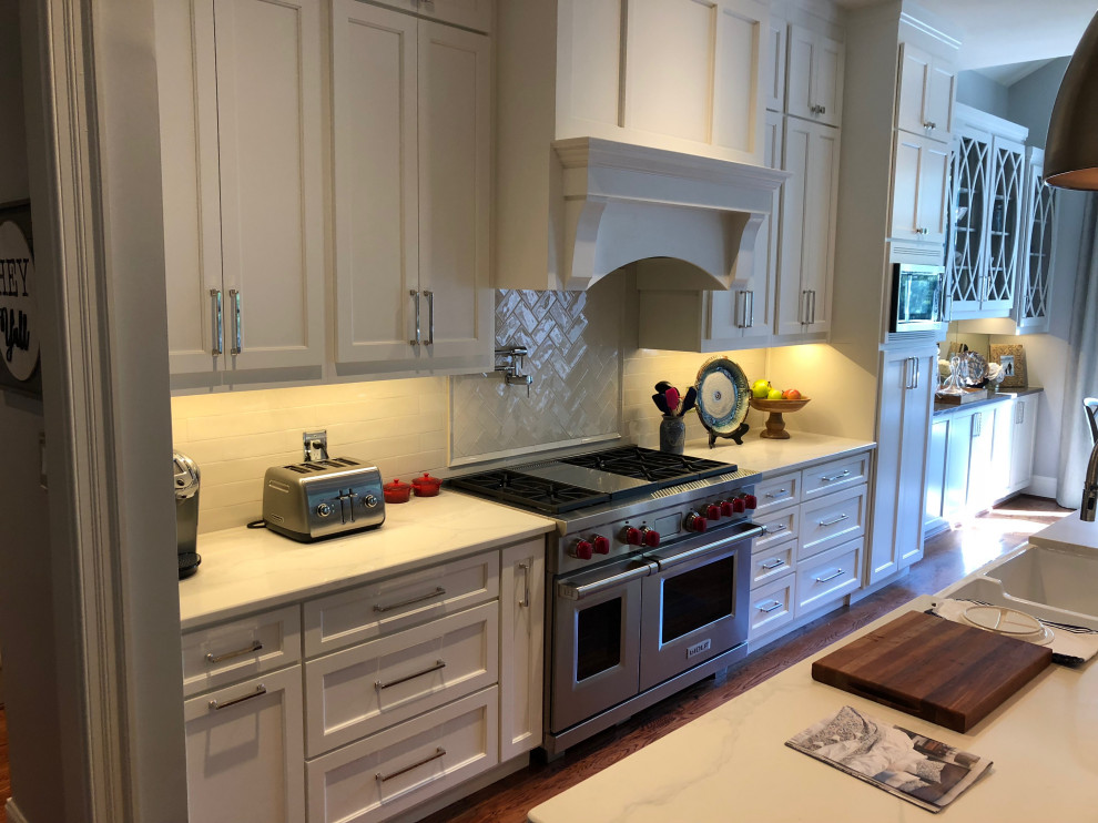 Example of a classic kitchen design in Raleigh