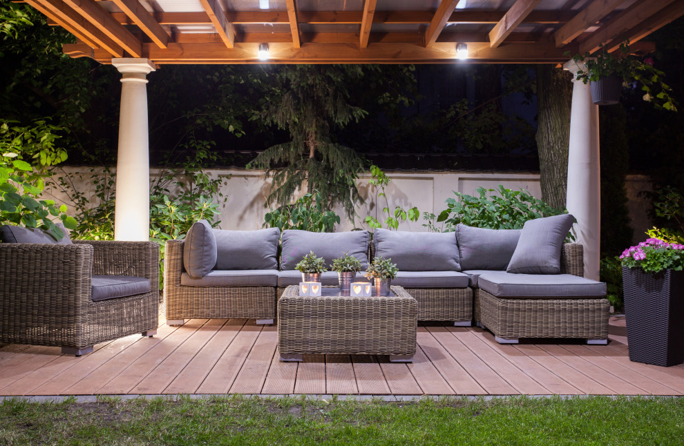 Imagen de terraza in patio delantero With jardín de macetas, suelo de baldosas and pérgola